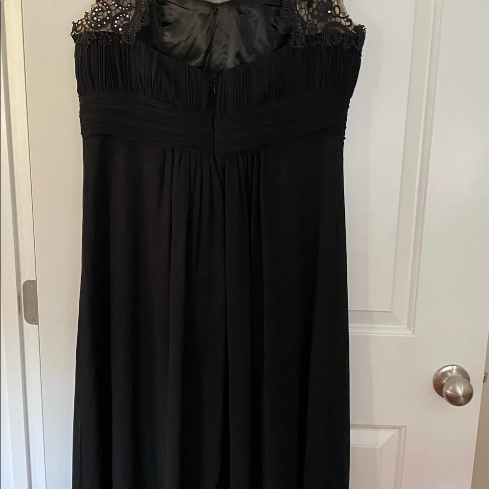 Beautiful black gown - Picture 2 of 4